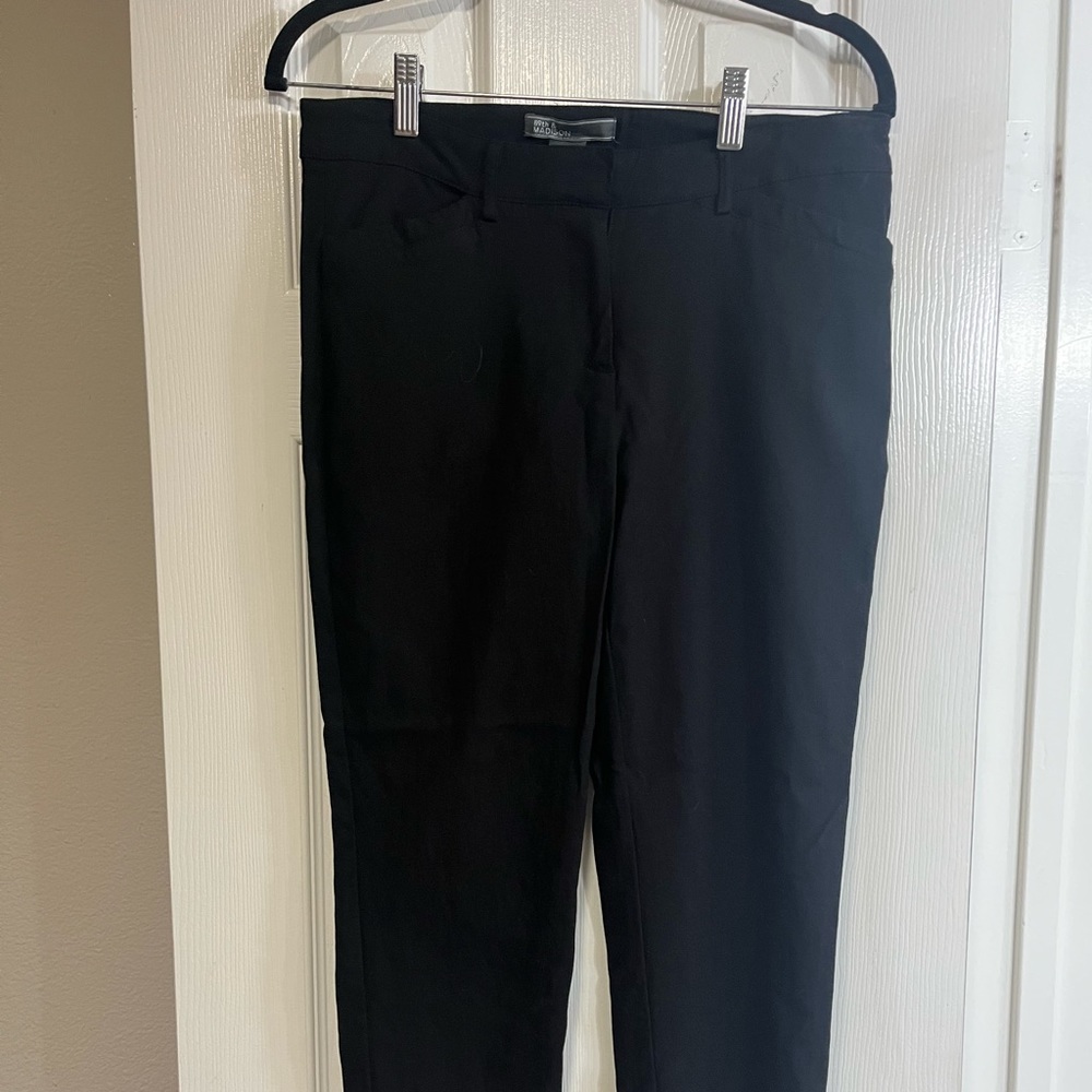$5 SALE 89th & Madison 8P black ankle pants. Hook and button closure.